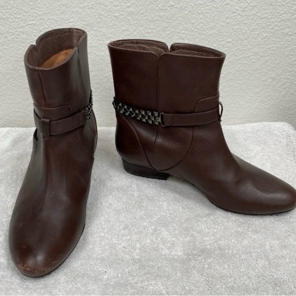 Le Saunda Women's Brown Leather Studded Flat Pull On Bootie Size 5 Classic Boho - Picture 2 of 16